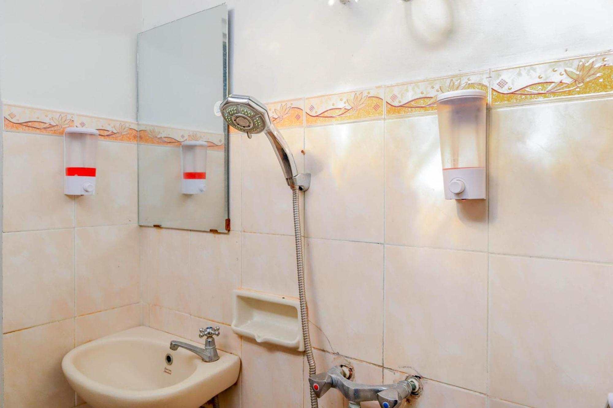 Oyo 1111 Pasar Baru Inn Τζακάρτα Εξωτερικό φωτογραφία